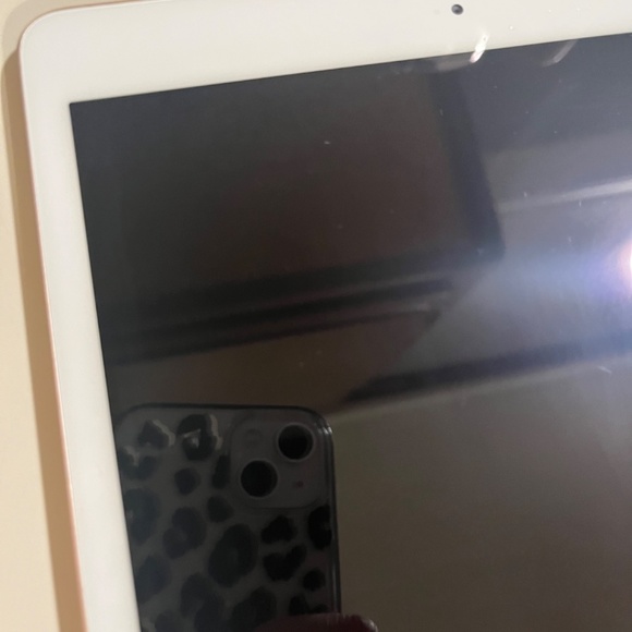 Apple iPad 8th Generation 128 GB in Rose Gold - Picture 5 of 13